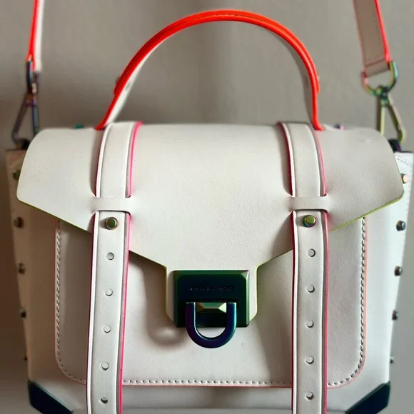 Michael Kors Stylish White Handbag - Picture 2 of 7